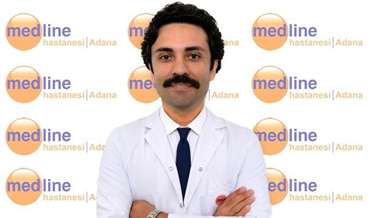 Bir doktor hastasına tansiyon ölçümü yaparken