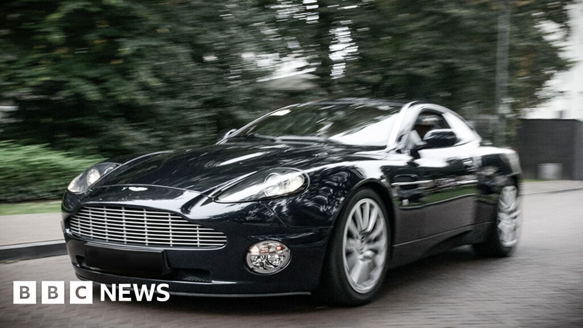 Aston Martin logosu ve lüks otomobil görseli