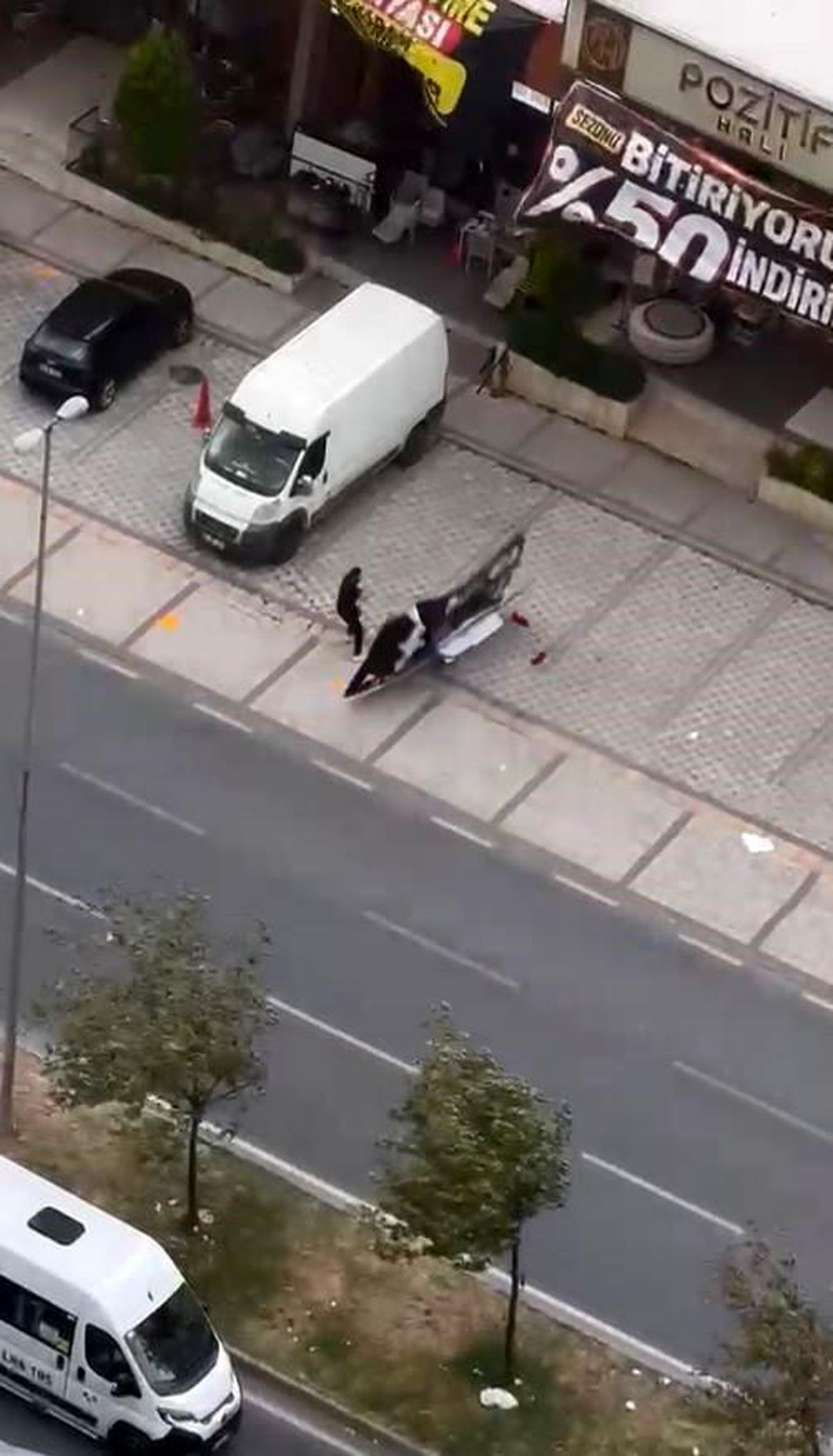 Avcılar'da fırtına sırasında uçan reklam panosu bir vatandaşın üzerine düştü