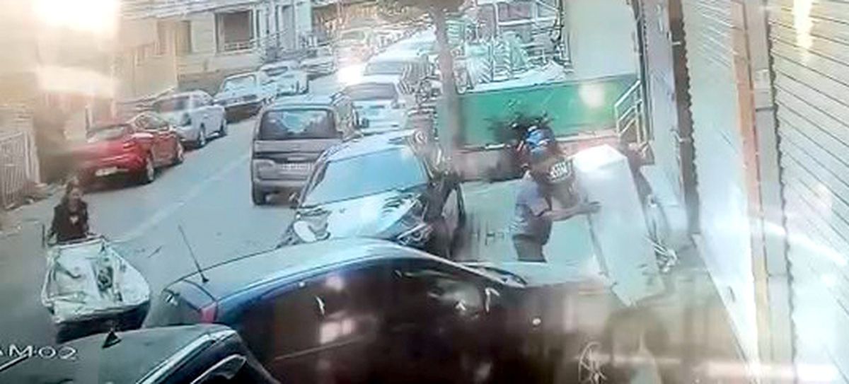 Avcılar'da iş yerinden klima motoru çalınması güvenlik kamerasına yansıdı.