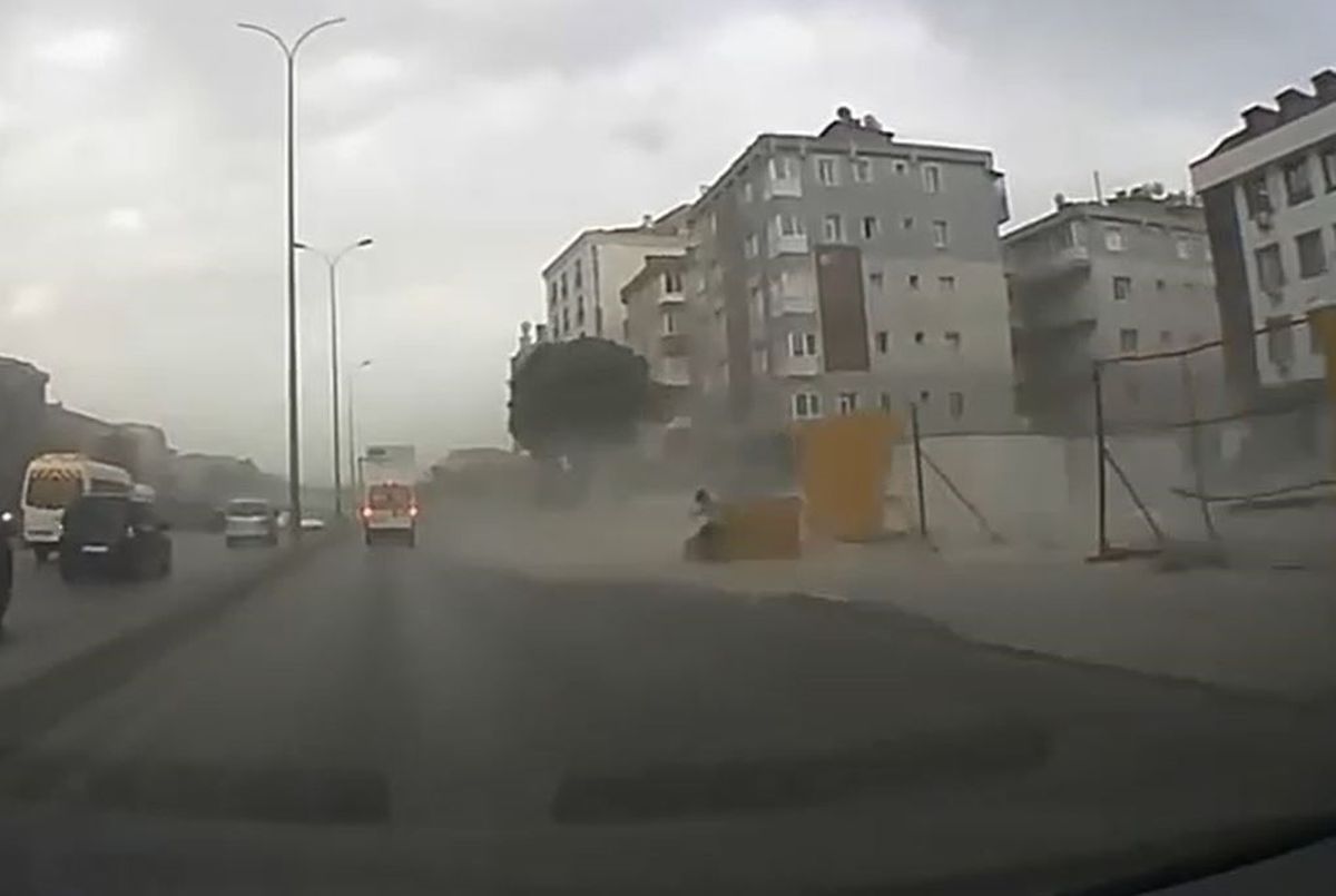Avcılar'da fırtına dehşeti: Bariyerler vatandaşın üzerine uçtu