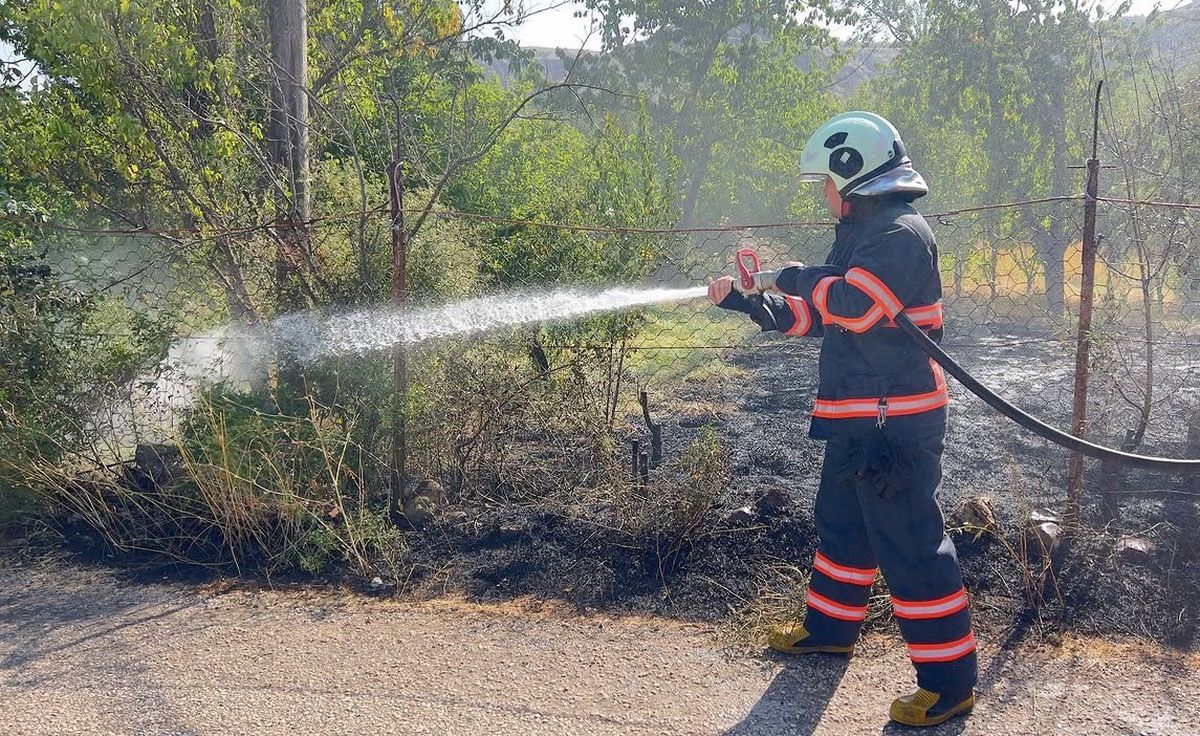 Çankırı'da bahçedeki örtü yangını eve sıçramadan söndürüldü