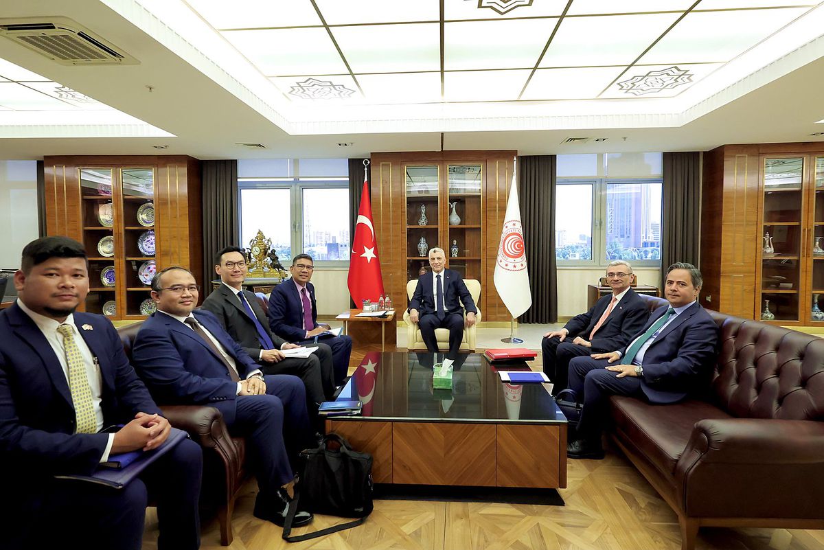 Bakan Bolat, Malezya'nın Ankara Büyükelçisi ile Görüştü