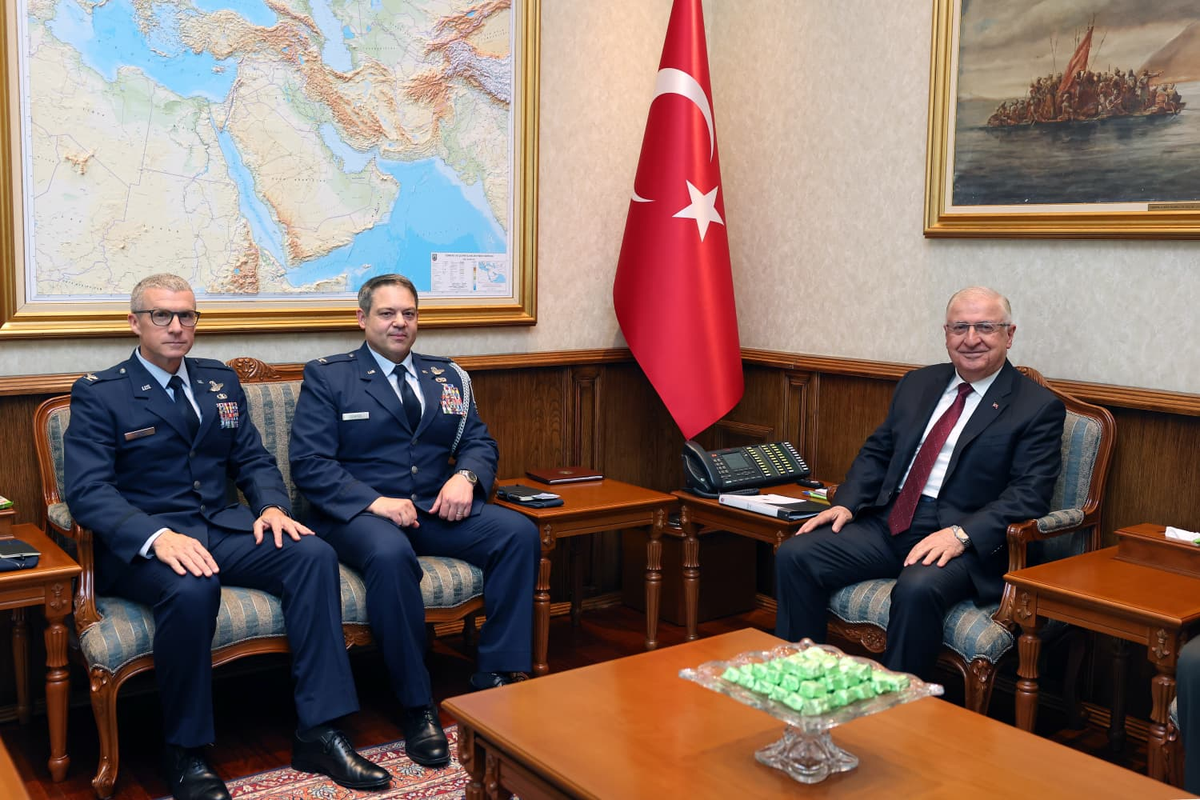 Milli Savunma Bakanı Yaşar Güler'in ABD Savunma Ataşeleri ile görüşmesinden bir kare.