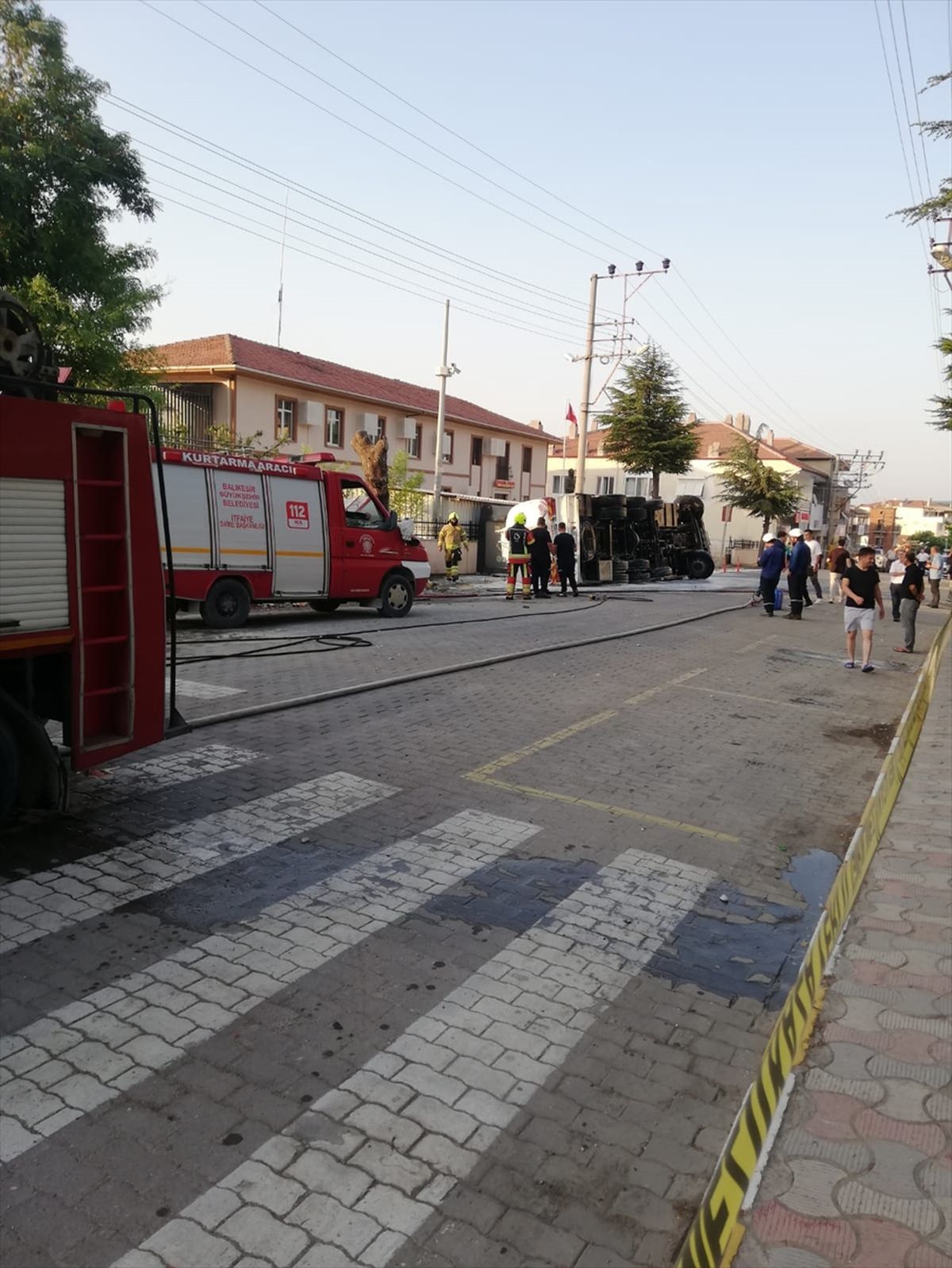Balıkesir'de devrilen tankerden sızan akaryakıt ekiplerin müdahalesiyle kontrol altına alındı