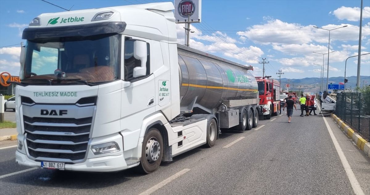 Edremit'te tıra çarpan otomobil devrildi: 1 yaralı
