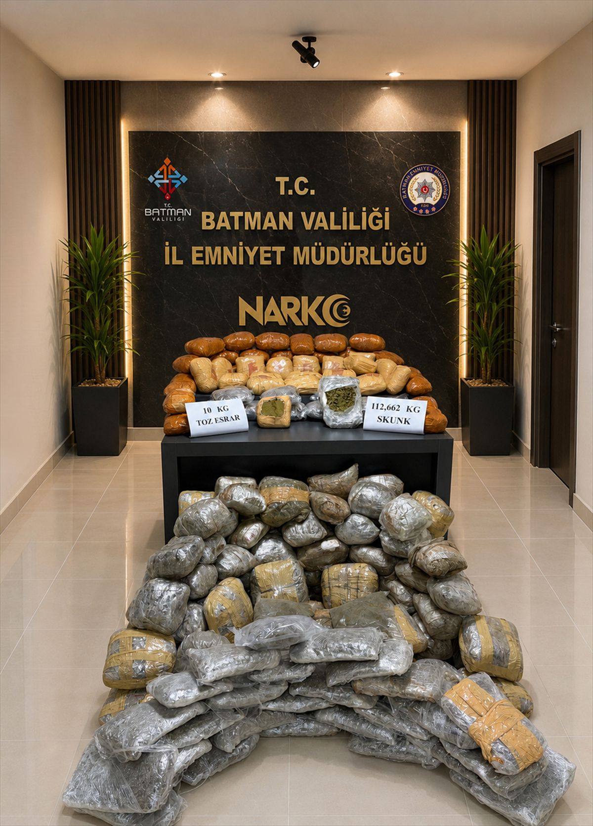 Batman'da polis ekiplerinin durdurduğu tırlarda uyuşturucu maddeler ele geçirildi.