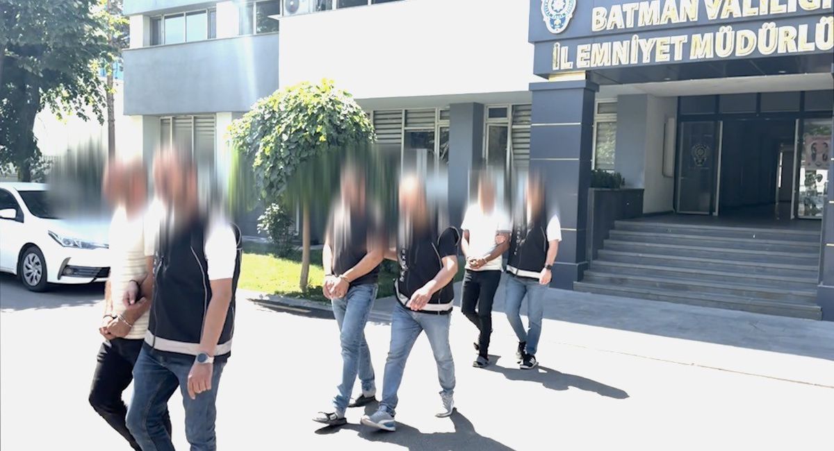 Batman'da polis ekiplerinin pamuk yüklü tırlarda uyuşturucu arama görüntüleri.