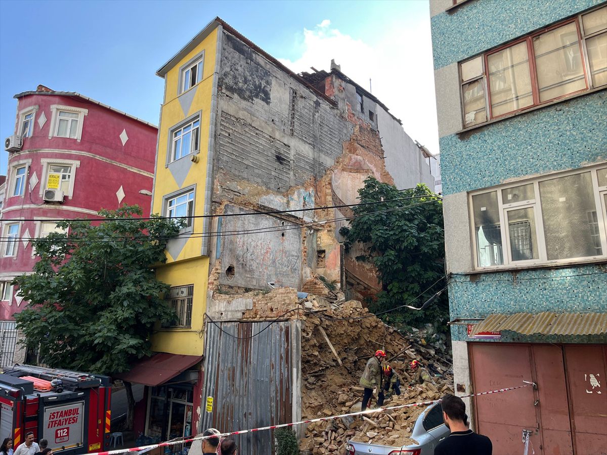 Beyoğlu'nda metruk bina çöktü, otomobil hasar gördü