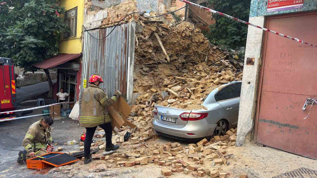 Beyoğlu'nda Metruk Bina Çöktü, Araç Hasar Gördü