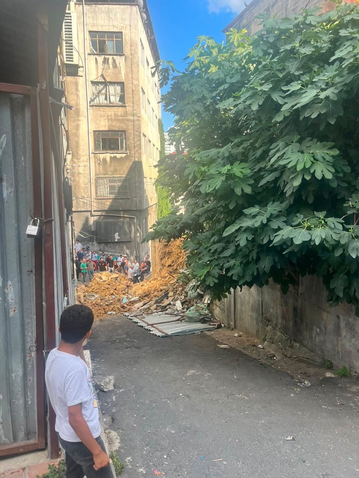 Beyoğlu'nda Metruk Bina Park Halindeki Aracın Üzerine Çöktü