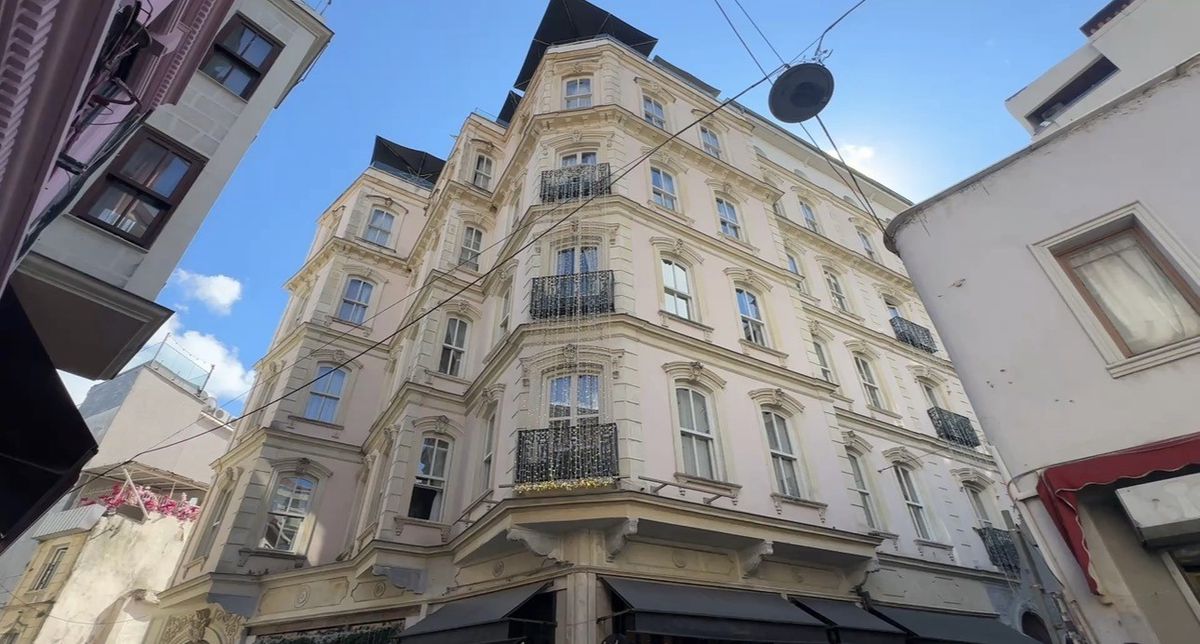Beyoğlu'nda otel terasından düşen aşçı hayatını kaybetti
