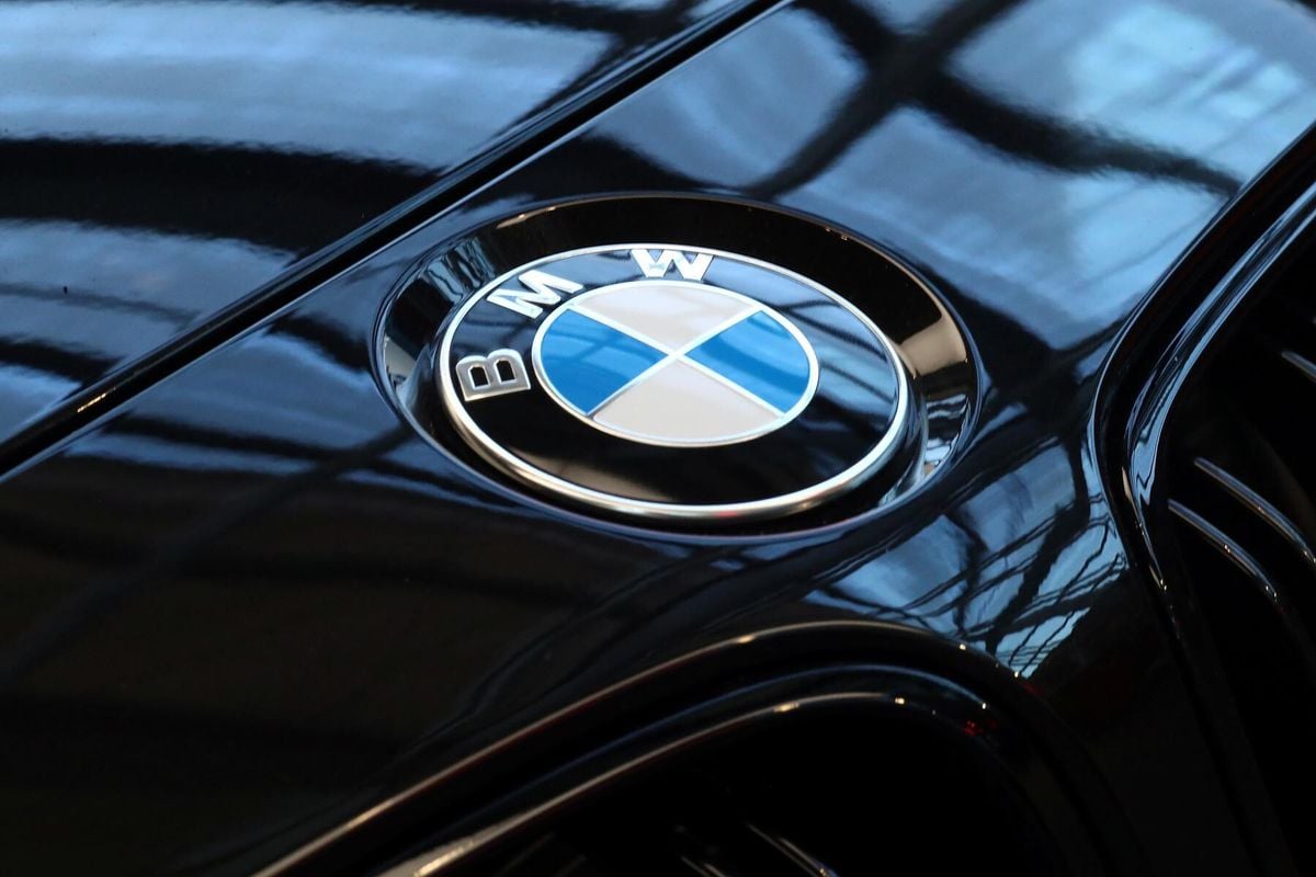 BMW logosu ve geri çağrılan araçları temsil eden bir görsel.