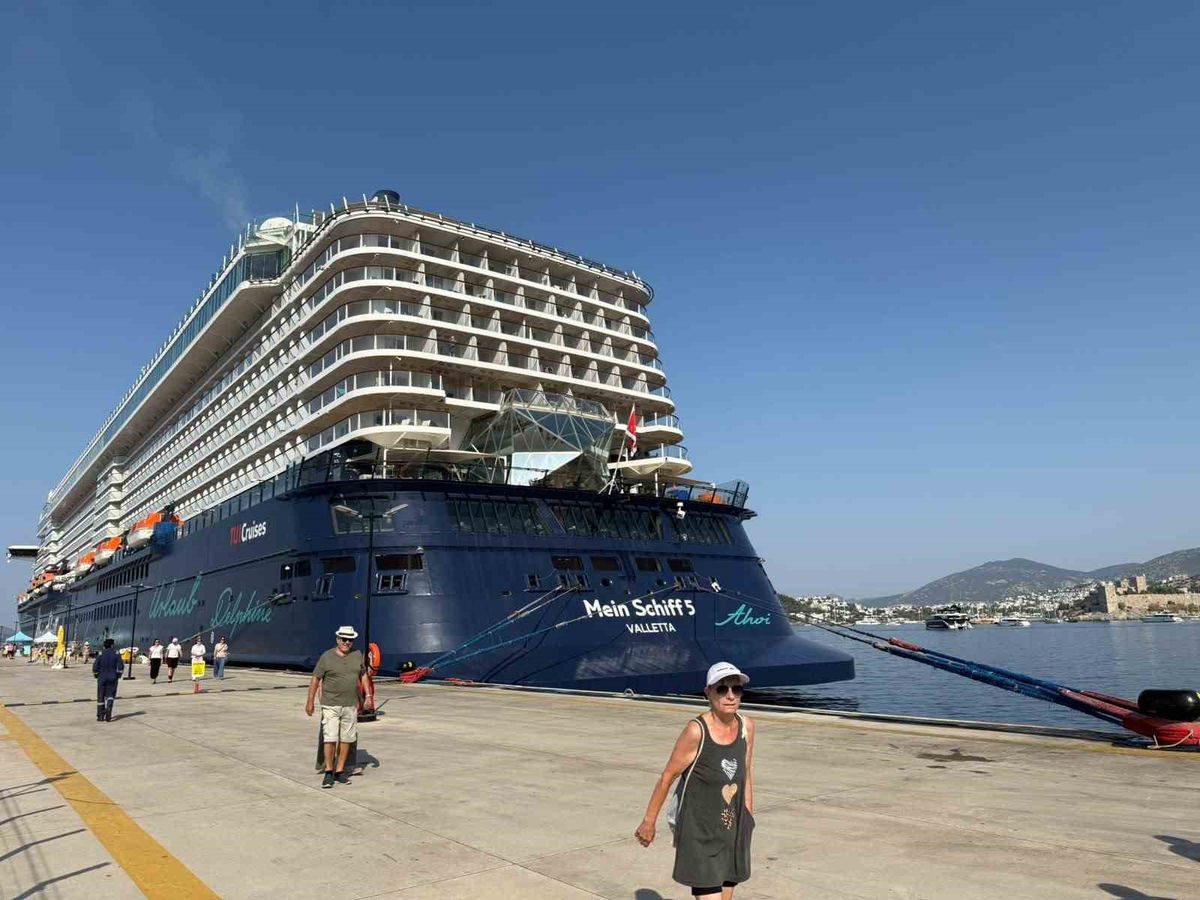 Bodrum'a 620 milyon dolarlık dev gemi geldi