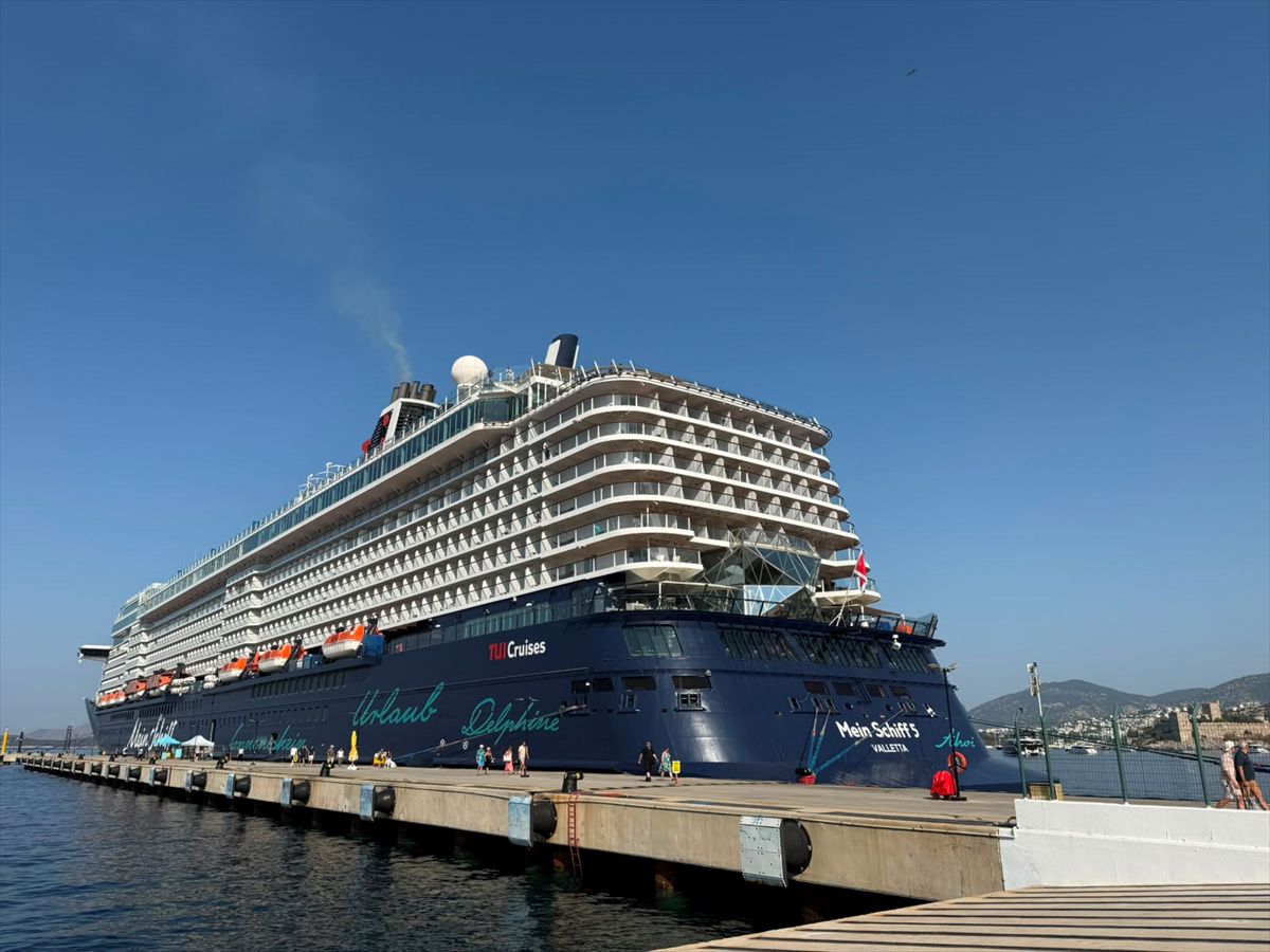 Bodrum'a 'mein schiff 5' kruvaziyeriyle 2 bin 746 yolcu geldi