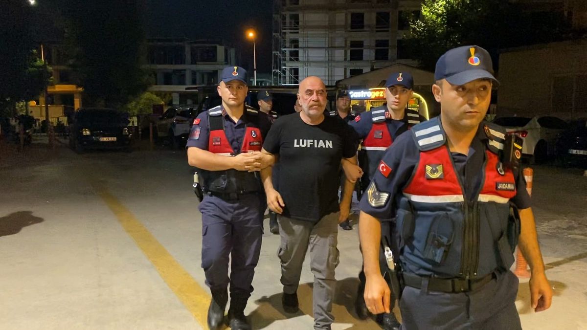 Yönetmen Ezel Akay'ın gözaltına alındığı operasyonla ilgili haber görseli.