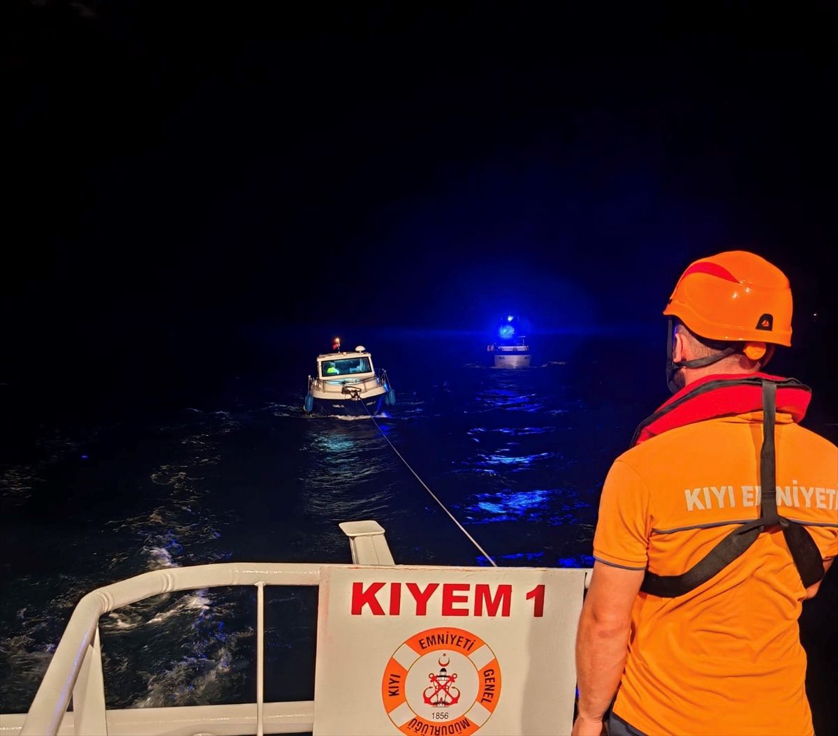 Çanakkale Boğazı'nda arızalanıp sürüklenen tekne kurtarıldı