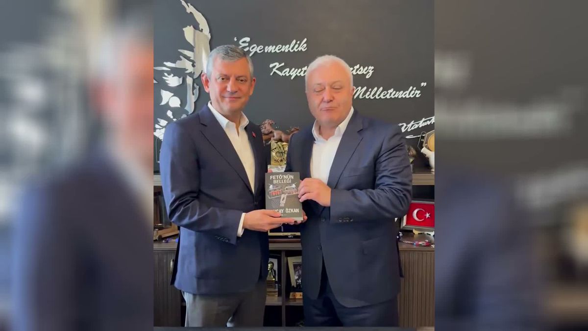 Tuncay Özkan, 'FETÖ'nün Belleği' kitabını Özgür Özel'e takdim etti: Karanlık gün dostudur