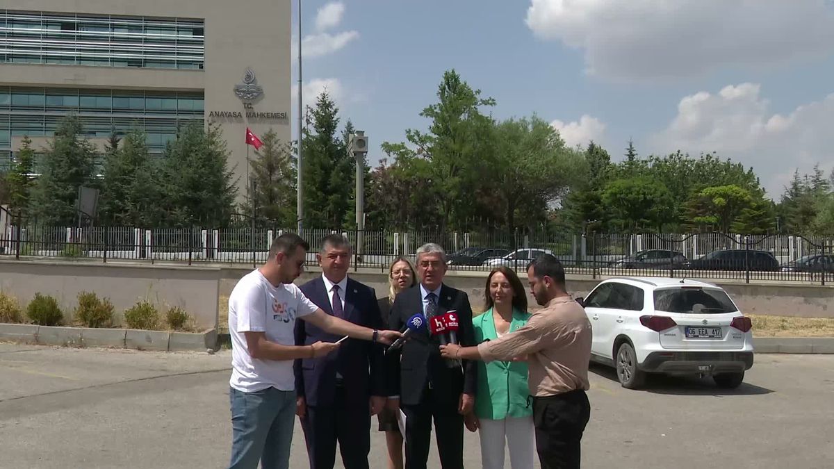 CHP bayrağı ve Anayasa Mahkemesi binası görseli.