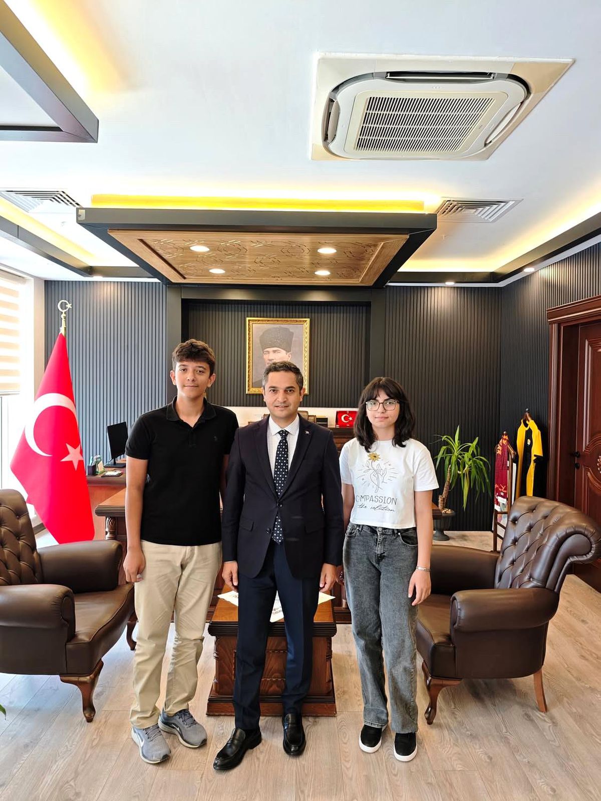 Hatay'da LGS'de 500 tam puan alan iki öğrenci, aileleriyle birlikte Defne Kaymakamı Oğuz Cem Murat'ı makamında ziyaret etti.