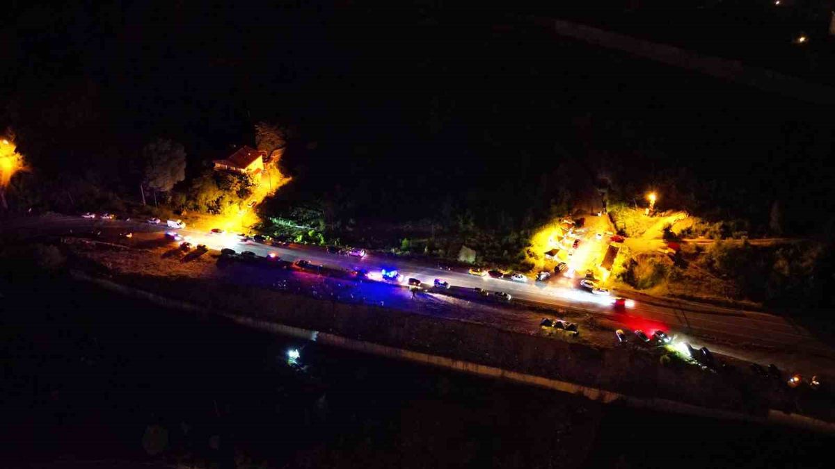 Zonguldak'ın Devrek ilçesinde alev alan araçtan detay.