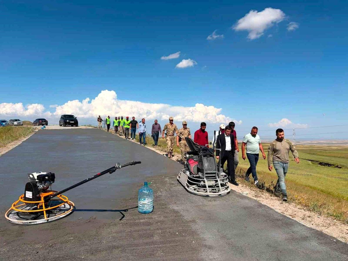 Digor'da devam eden beton yol yapım çalışmalarını gösteren bir fotoğraf.