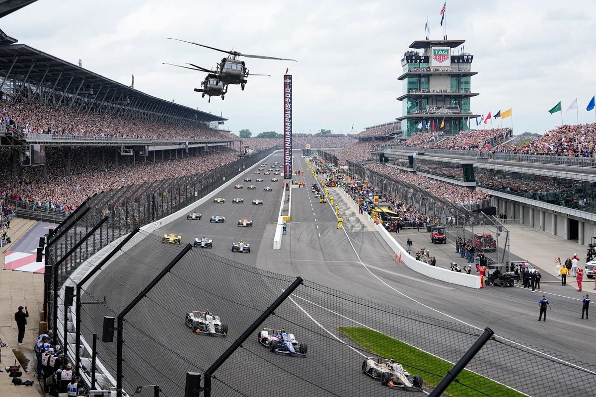 Dreyer & Reinbold Racing IndyCar aracının pistte yarıştığı bir görüntü.