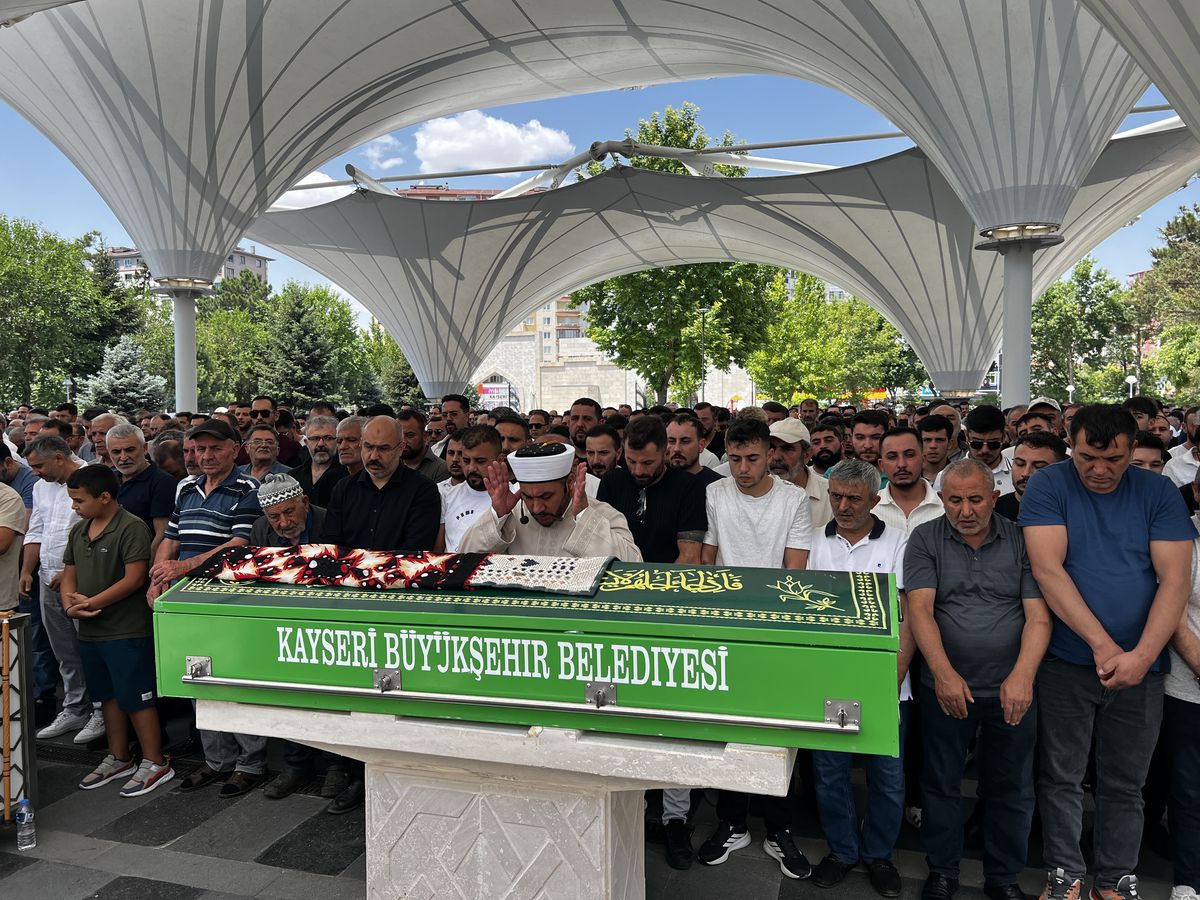 Kayseri'de Düğün Konvoyundaki Korkunç Kaza: 29 Yaşındaki Sultan Yazıcıoğlu Hayatını Kaybetti, 7 Aylık Bebeği ve 2 Kişi Yaralandı