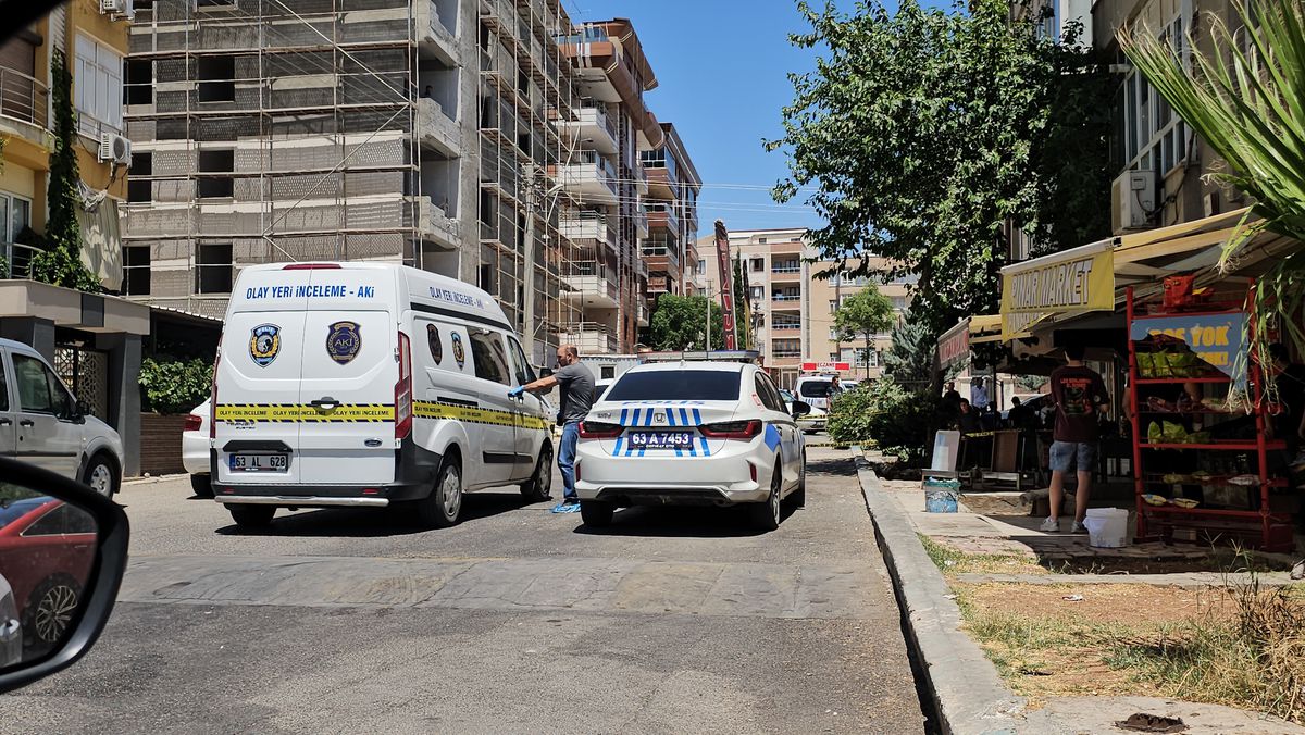 Şanlıurfa'da bir kuaför dükkanına pompalı tüfekle saldırı düzenlendiği ve sonrasında kavga çıktığı olaya ilişkin haber.