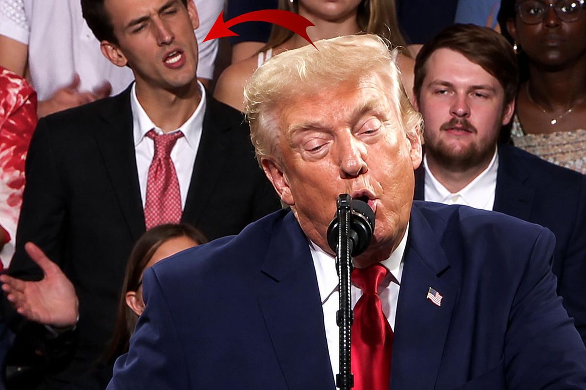 Donald Trump'ın mitinginde arkasında duran genç bir kişinin abartılı mimikler yaptığı an.