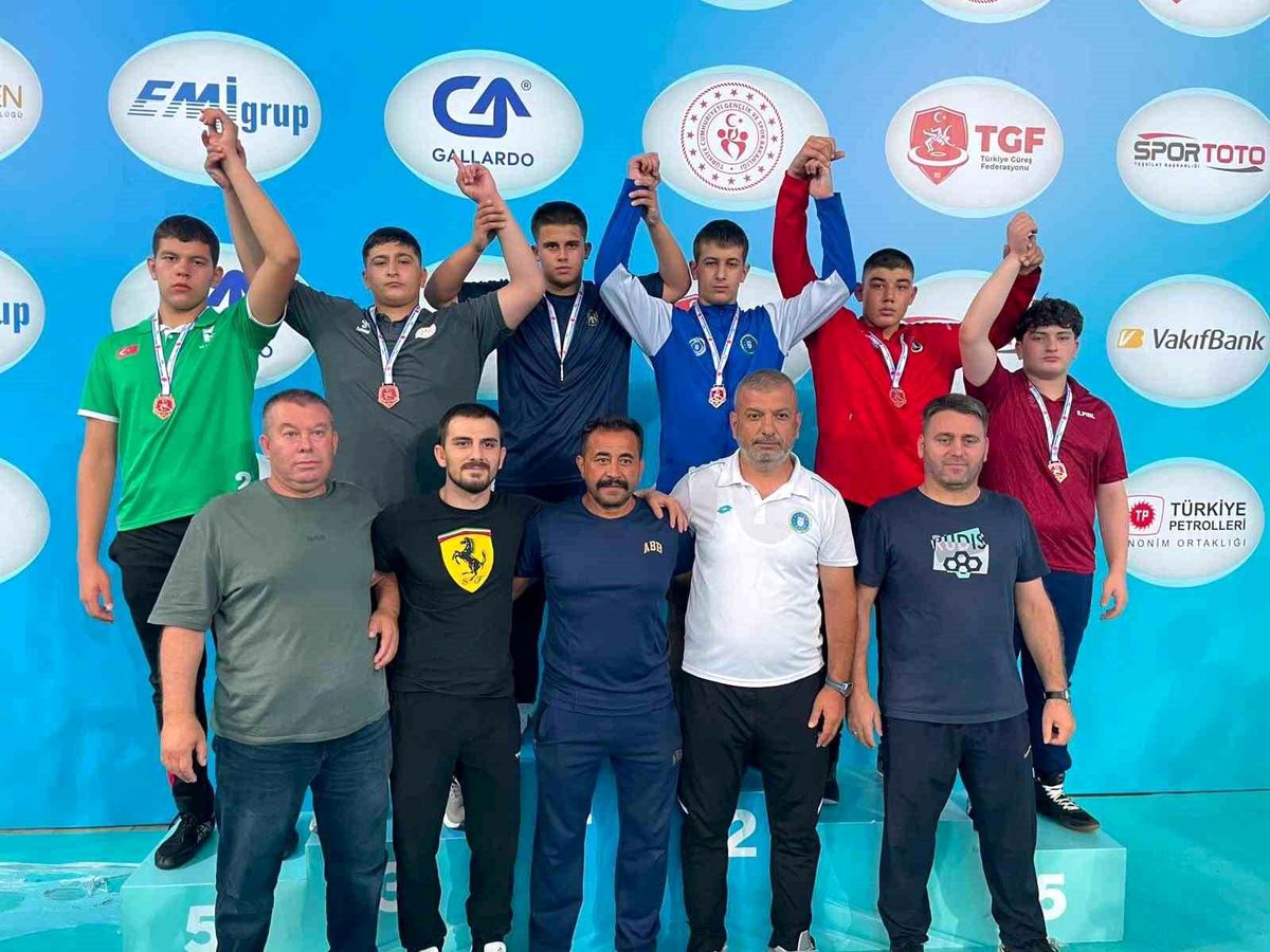 Düzceli minik güreşçilerden Türkiye derecesi