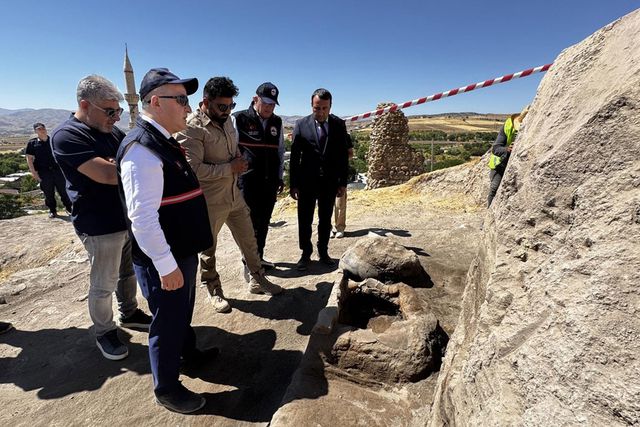 Elazığ'da arkeolojik kazılarda 5 bin yıllık tapınak alanı, sunaklar ve kutsal ocaklar bulundu 4 elazig da 5 bin yillik tapinak ve kutsal ocaklar bulundu 20079534 3245 o