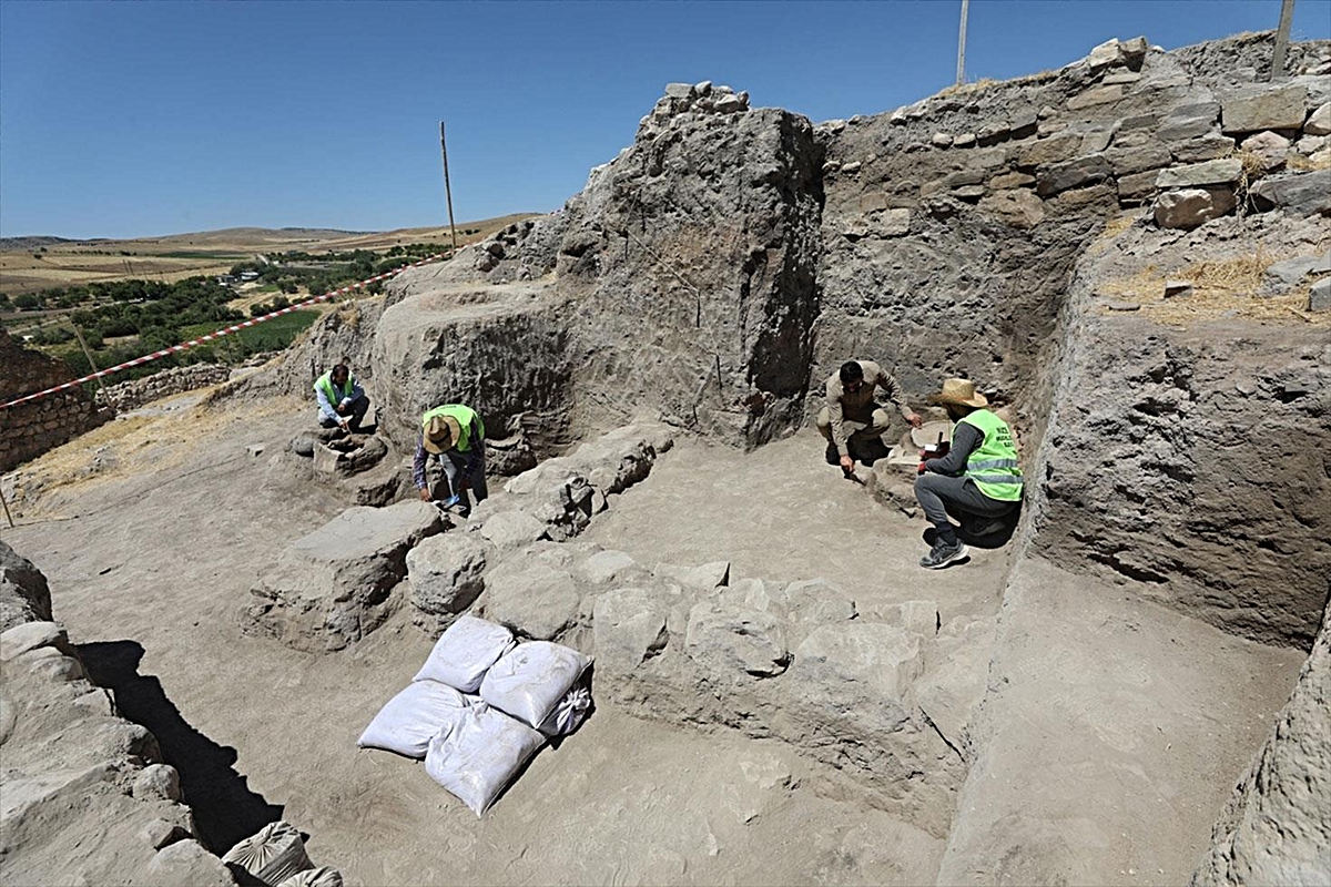 Elazığ'da arkeolojik kazılarda 5 bin yıllık tapınak alanı, sunaklar ve kutsal ocaklar bulundu