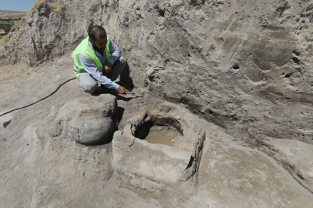 Elazığ'da arkeolojik kazılarda 5 bin yıllık tapınak alanı, sunaklar ve kutsal ocaklar bulundu 5 elazig da 5 bin yillik tapinak ve kutsal ocaklar bulundu 20079534 8861 o