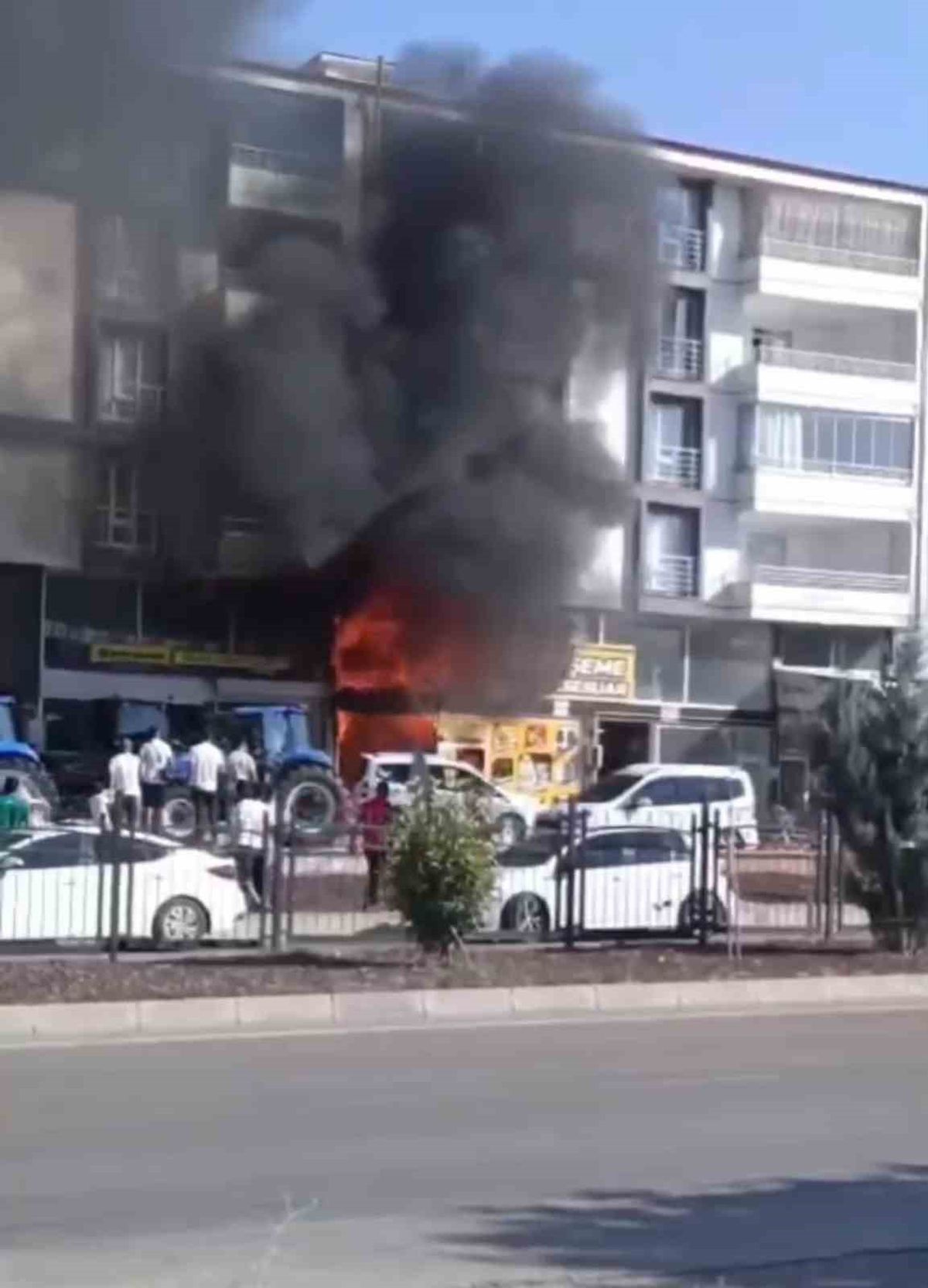 Elazığ'da oto döşemeci dükkanında yangın