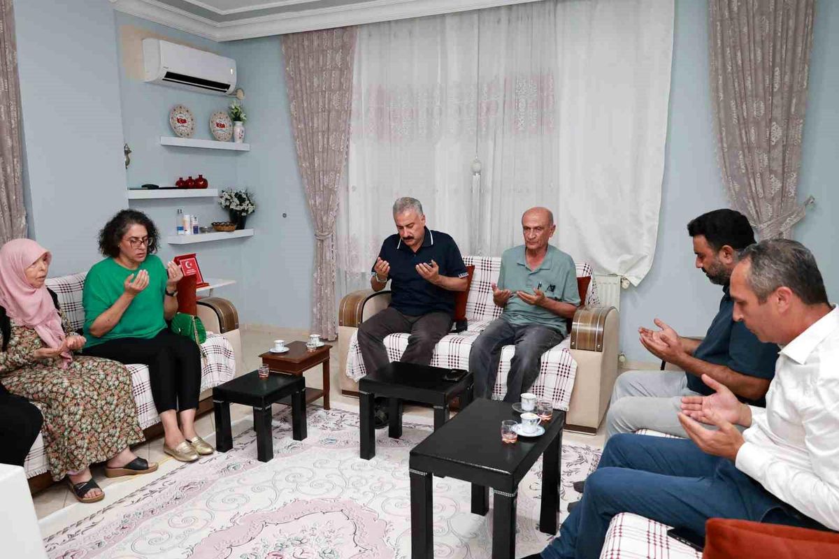 Mersin Emniyet Müdürü Aktaş ve eşi, şehit polis ailesini ziyaret etti