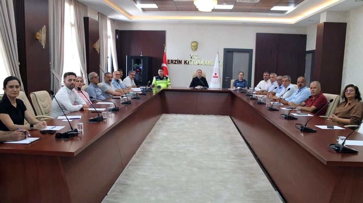 Erzin Kaymakamı Yunus Emre Akpınar başkanlığında Hayat Boyu Öğrenme Komisyonu toplantısı.