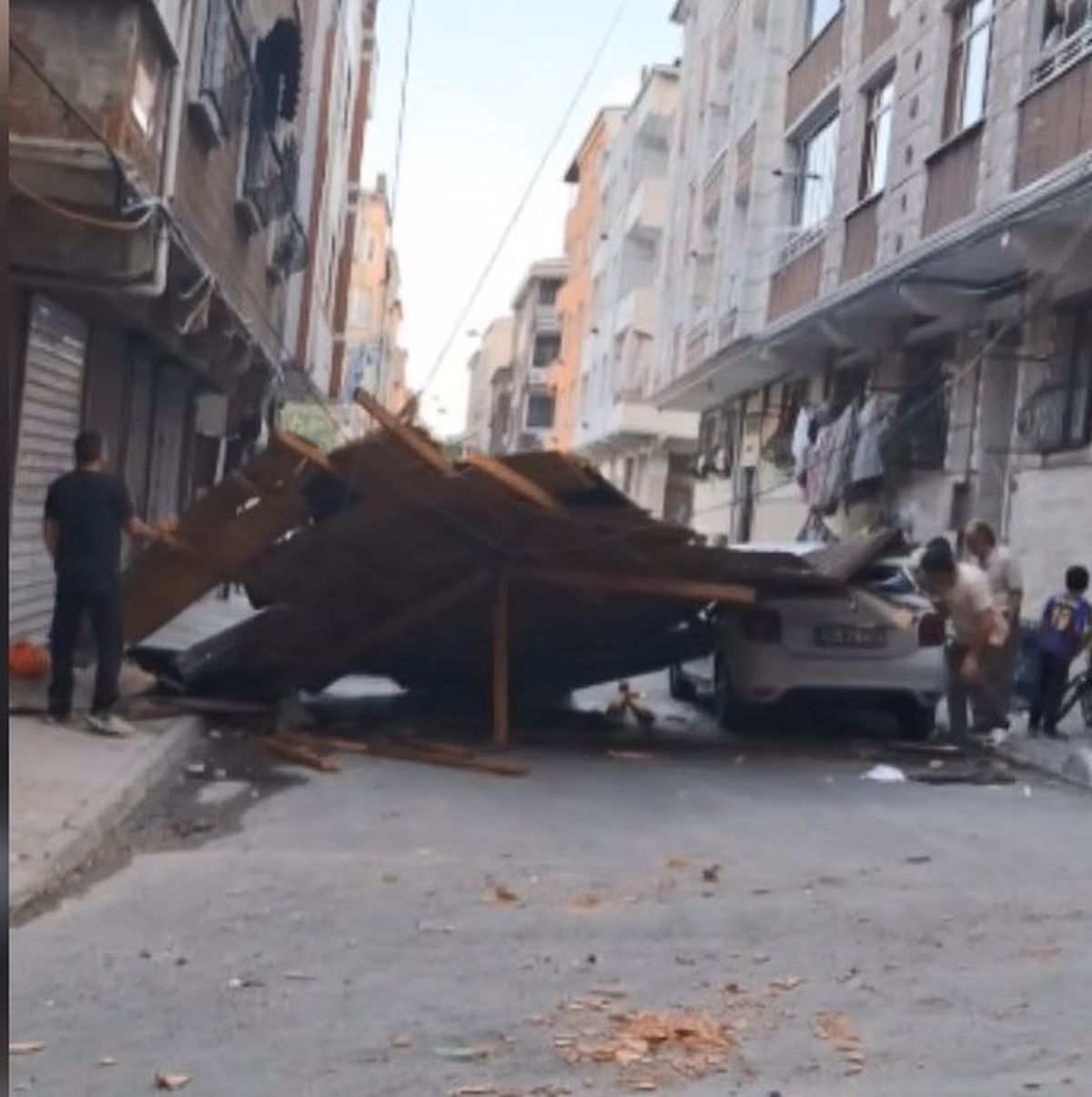 Esenler'de fırtına çatı uçurdu, çocuklar son anda kurtuldu