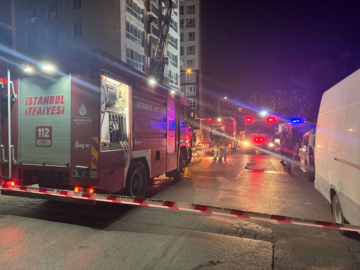 Esenyurt'ta 14 katlı bir binanın dairesinde çıkan yangına müdahale eden itfaiye ekipleri.