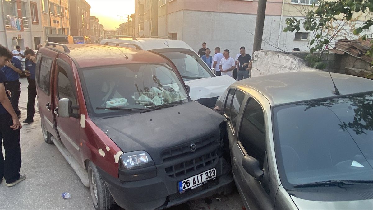 Eskişehir'de meydana gelen trafik kazasında polis ve sağlık ekiplerinin çalışmaları.