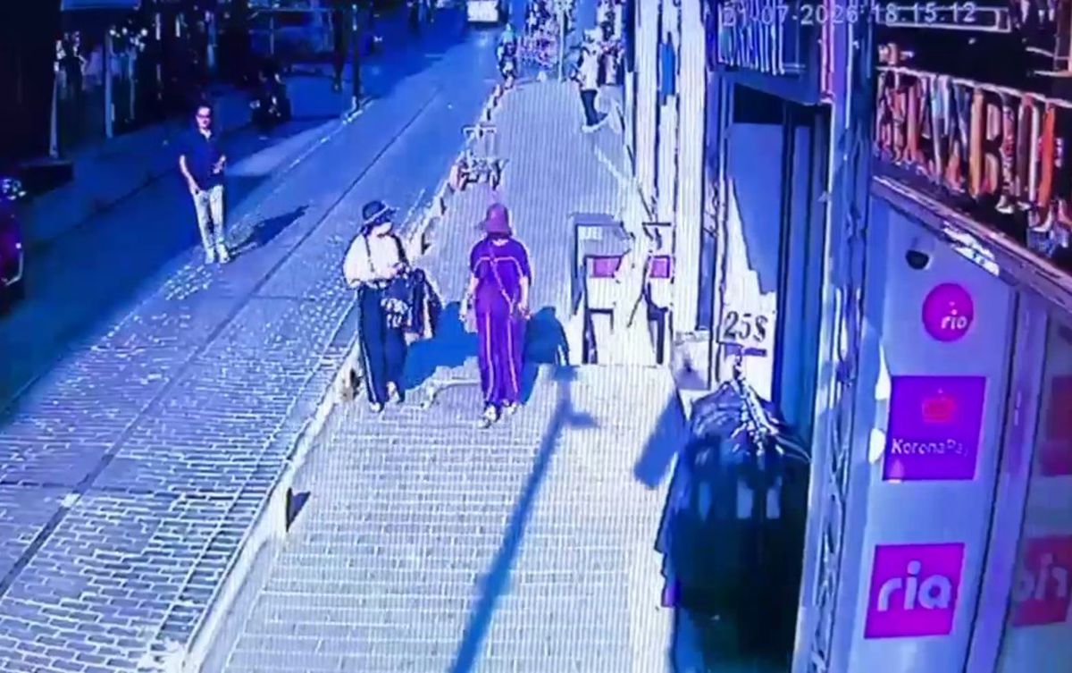 Fatih'te turistlerin cüzdanını çalan 2 kız tutuklandı