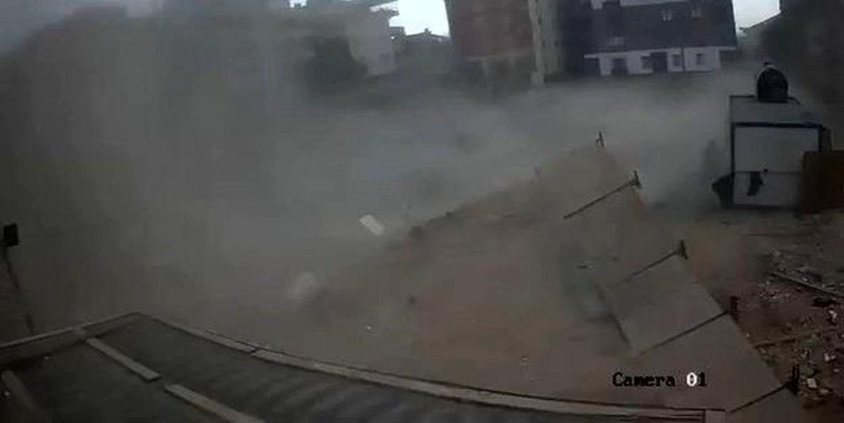 Fırtınada inşaat alanı yerle bir oldu