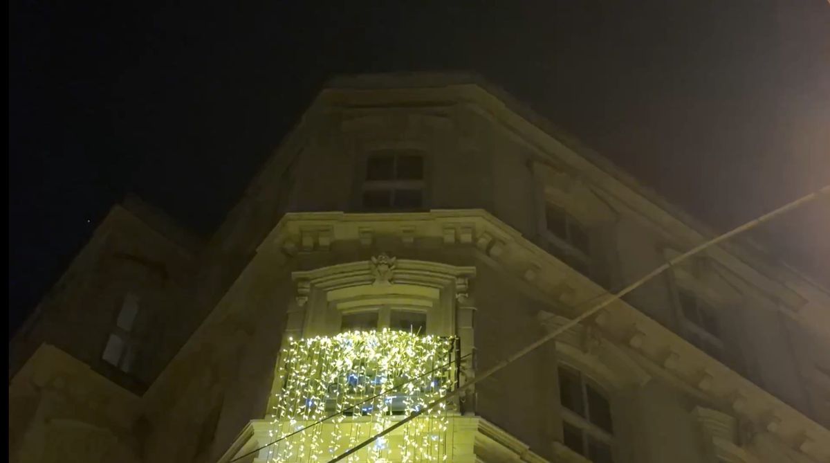 Galata'da bir otelin terasından düşen genç aşçının hayatını kaybettiği olayla ilgili soruşturma başlatıldı.