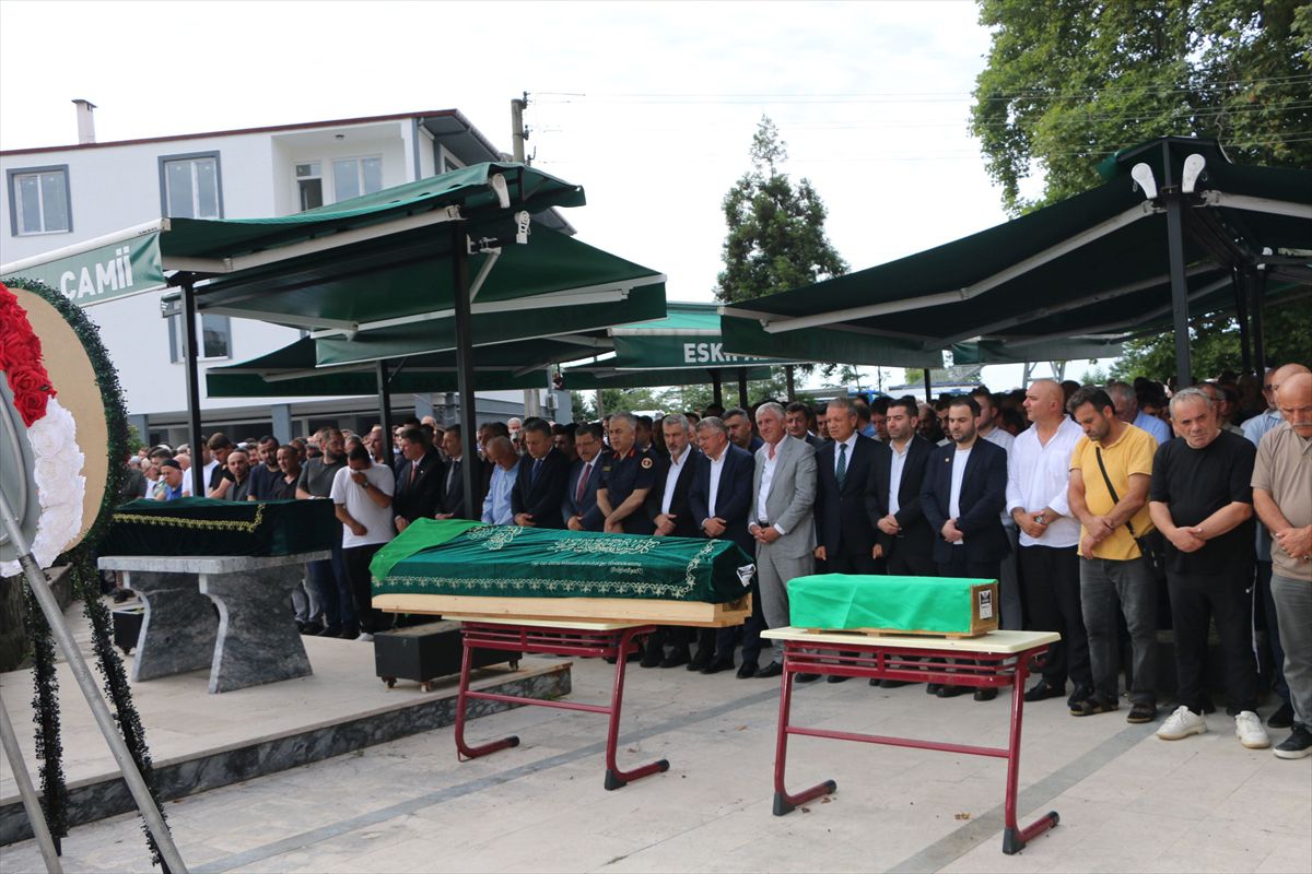 Keşap'taki trafik kazasında ölen 3 kişi Of'ta toprağa verildi