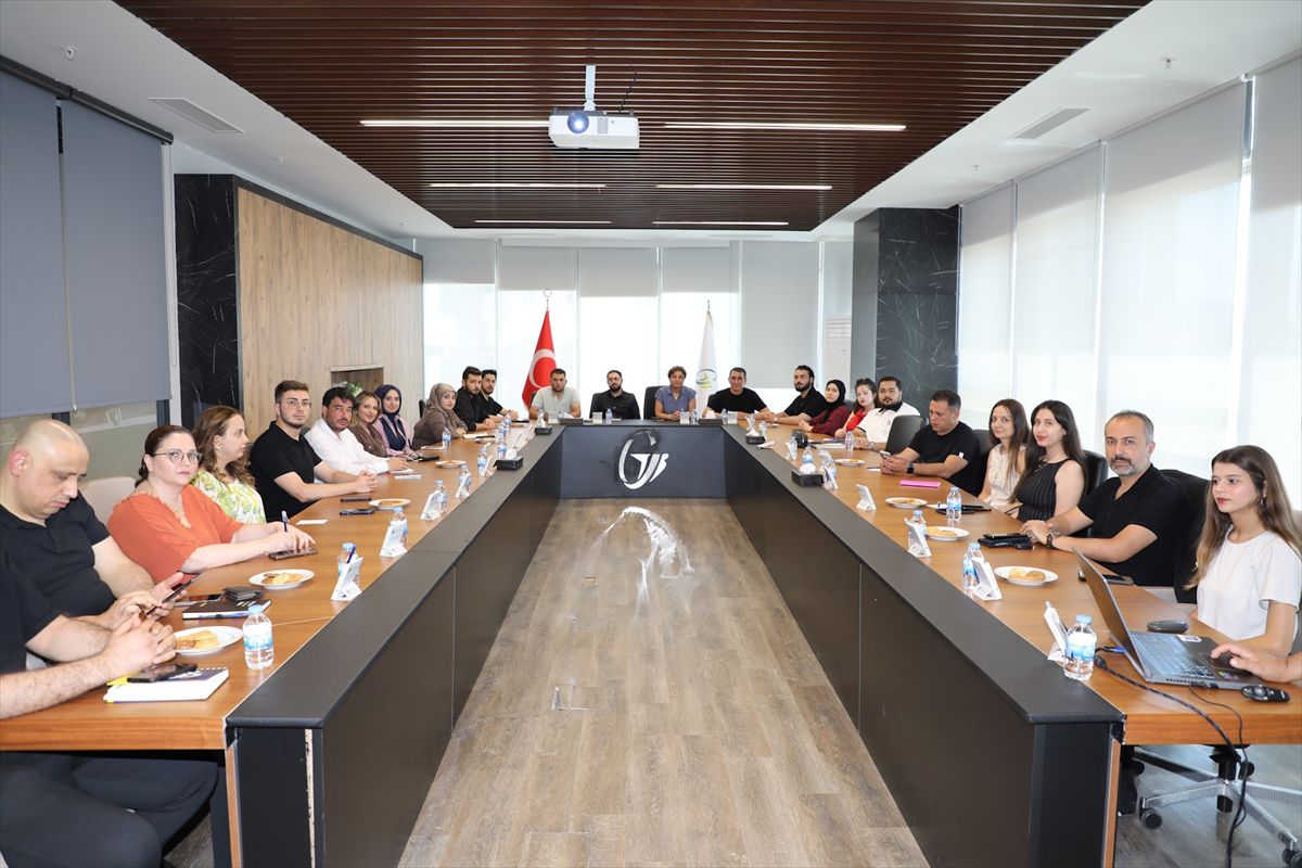Gaziantep Ticaret Borsası binası önünde eğitim alanları