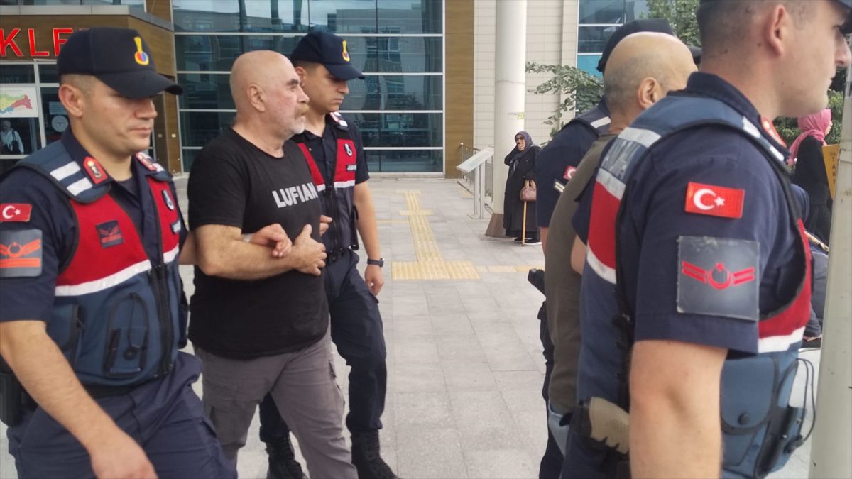 Ünlü yönetmen Ezel Akay ve kardeşi Eren Kazım Akay'ın gözaltına alınmasını gösteren temsili bir görsel.