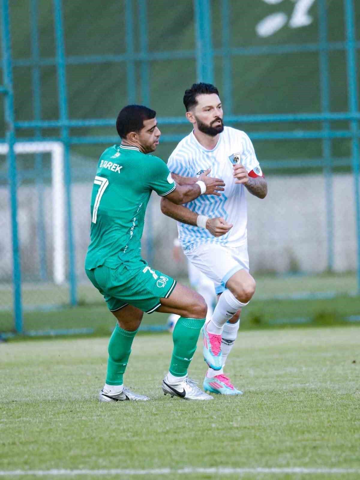 Erzurumspor FK futbol takımı oyuncuları sahada mücadele ederken