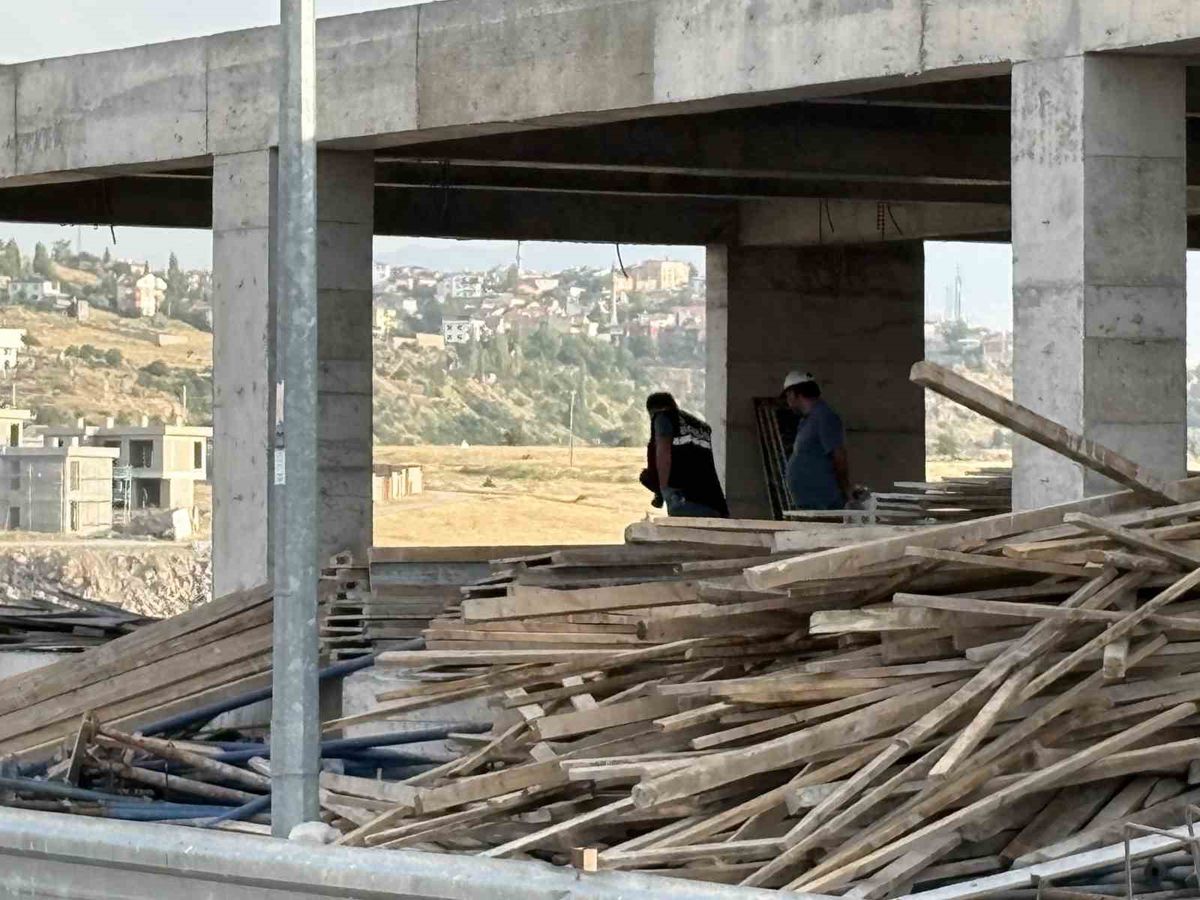 İnşaatta zemin kattan bodruma düşen işçi yaralandı