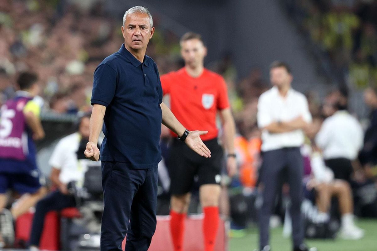 Fenerbahçe Teknik Direktörü İsmail Kartal maç sırasında oyuncularına talimat veriyor.