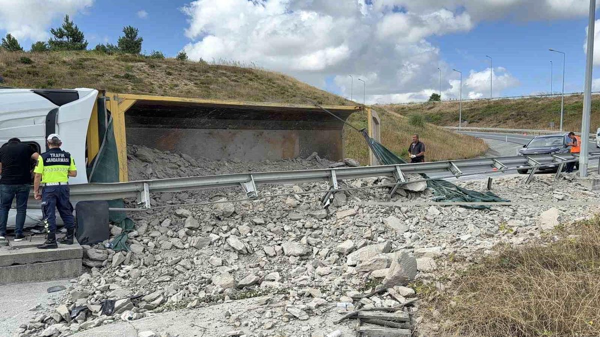 İstanbul Havalimanı sapağında hafriyat kamyonu devrildi
